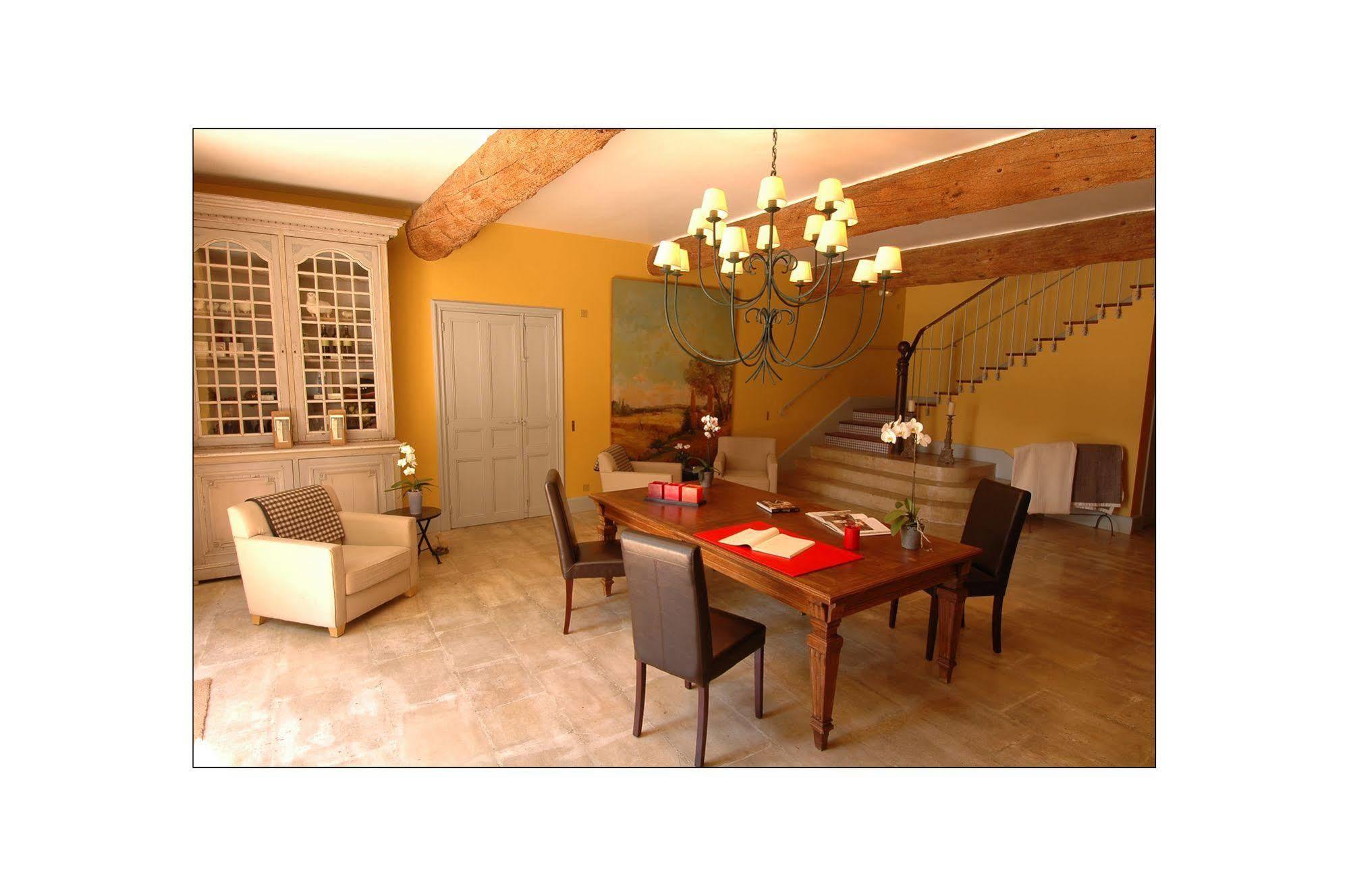 Le Mas De Peint - Hotel Et Restaurant อาร์ลส์ ภายนอก รูปภาพ