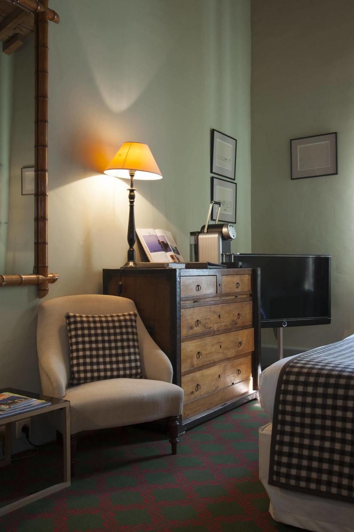 Le Mas De Peint - Hotel Et Restaurant อาร์ลส์ ภายนอก รูปภาพ